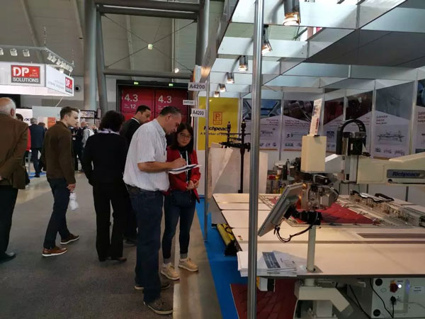 德國汽車內飾展會現(xiàn)場.jpg