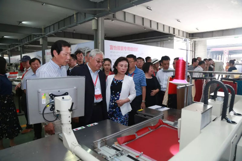 海外僑參觀縫紉機(jī)車間.jpg