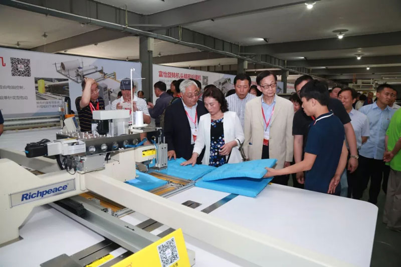 海外僑參觀絎縫機(jī)車間.jpg