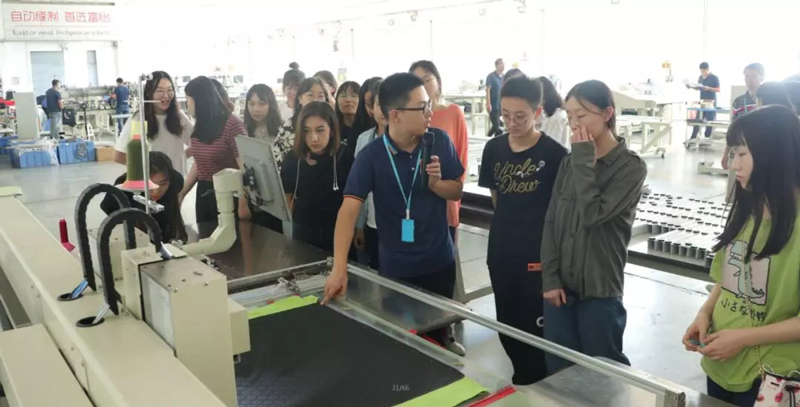 北京服裝學(xué)院的師生圍觀上工富怡機器2.jpg