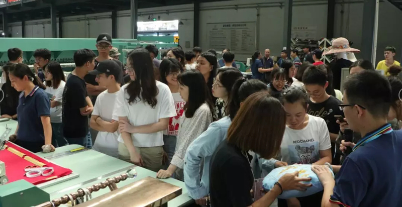 北京服裝學(xué)院的師生圍觀上工富怡機器3.jpg