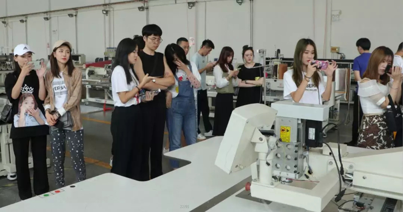 齊魯工業(yè)大學(xué)師生參觀上工富怡車間3.jpg